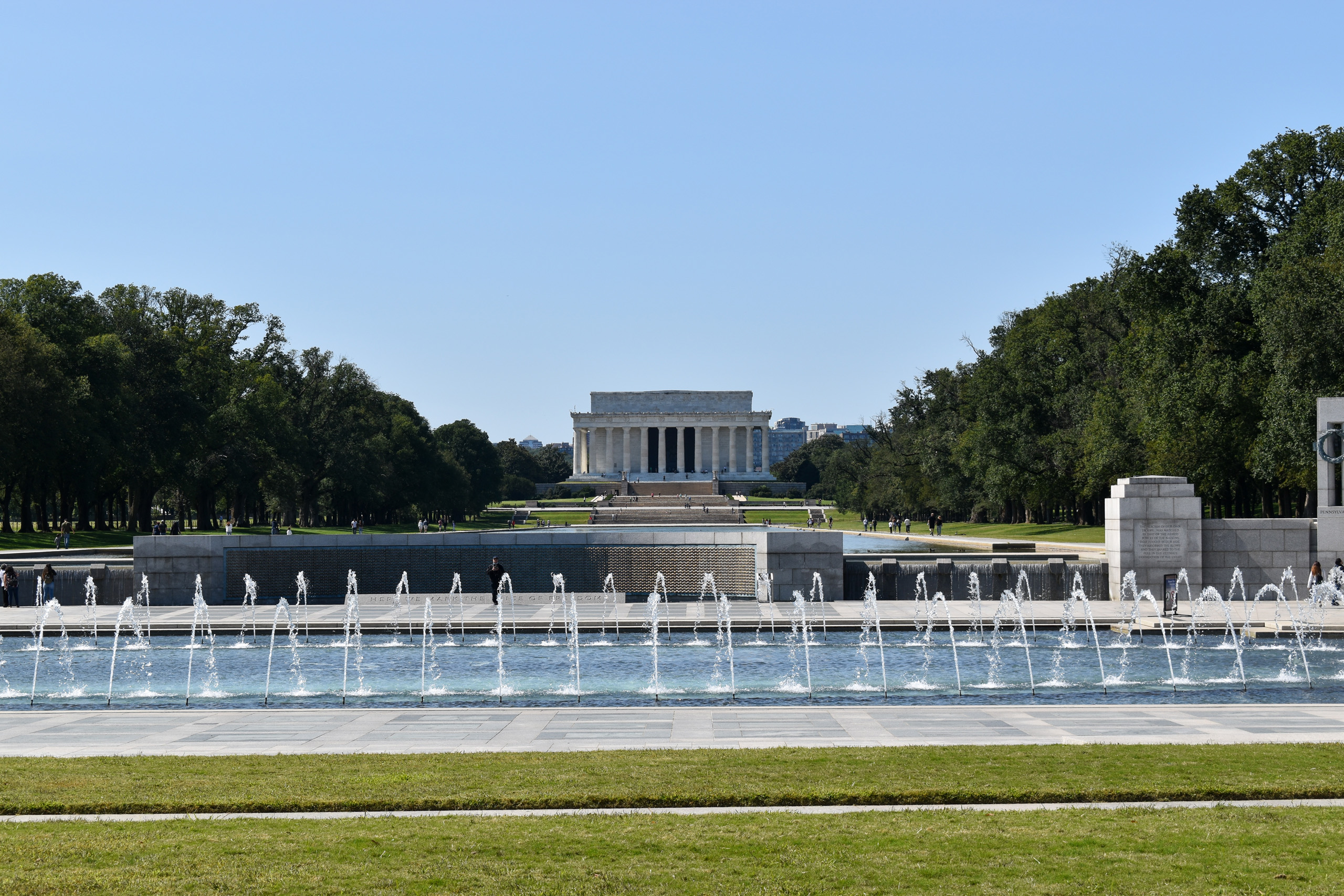 Lincoln Memorial and reflecting pool on sunny day.