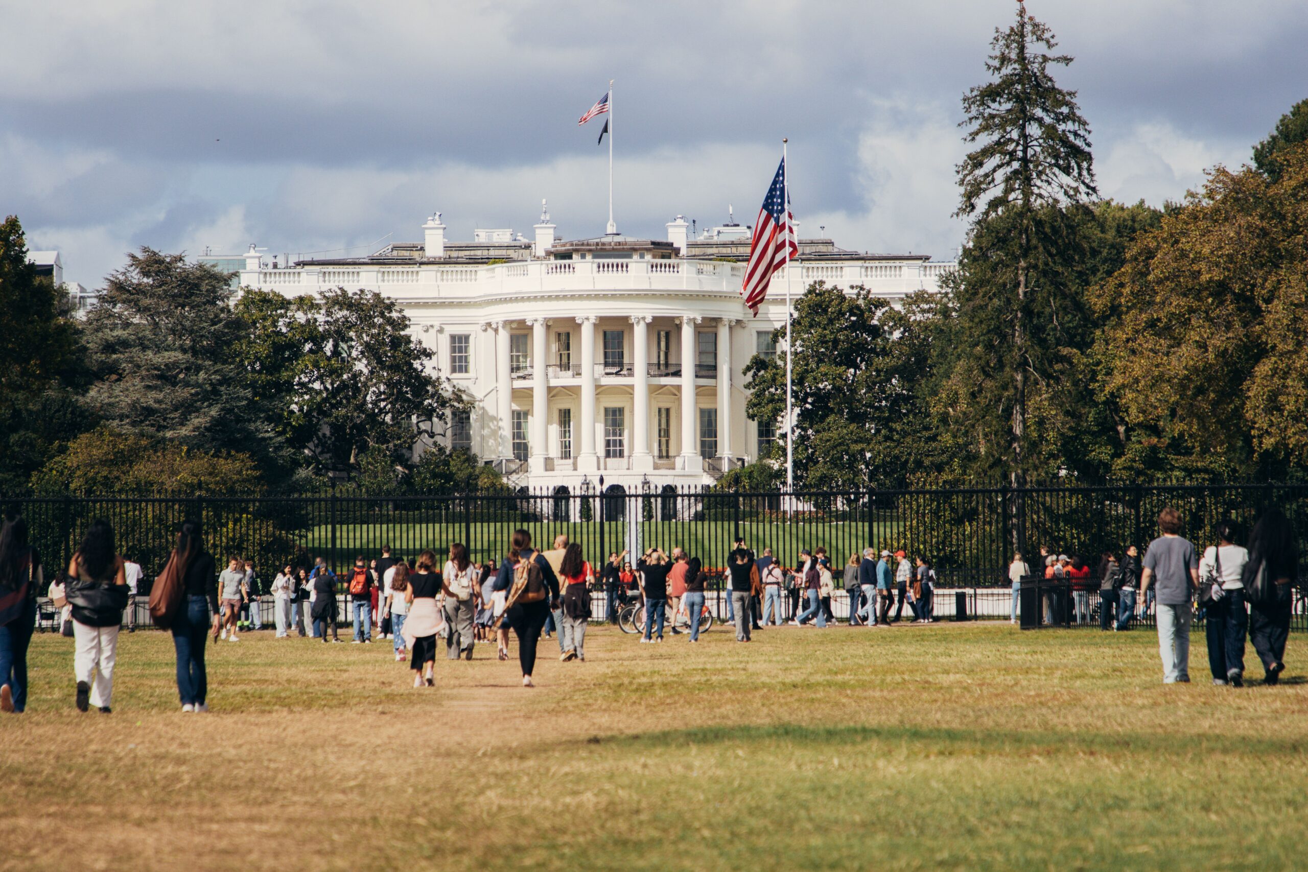 white house in dc with people walking up to it